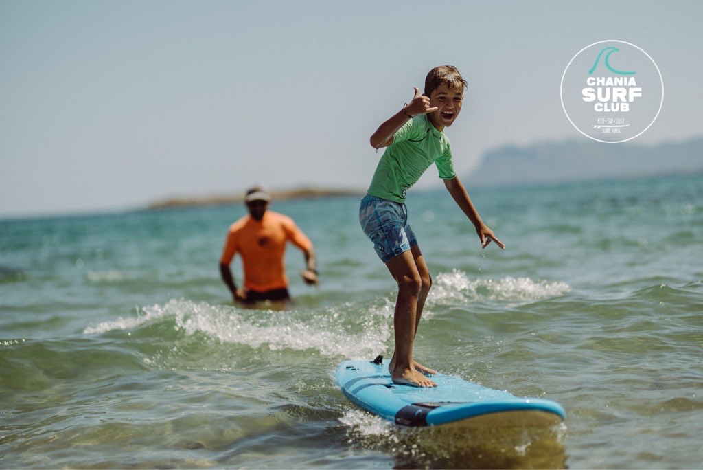 Surf και Sup: Τα θαλάσσια αθλήματα που ολοένα και περισσότερα παιδιά αγαπούν